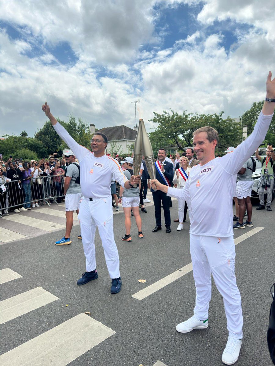 KARLOLIVE's tweet photo. 🔥À 3 jours de la cérémonie d'ouverture des JOP 2024, la flamme olympique a parcouru aujourd'hui les @Les_Yvelines sur une distance de 23 kilomètres avec la torche allumée, et plus particulièrement à @villepoissy.

👥Accompagné de la maire de Poissy, @SandrineBDS, du sous-préfet Jehan Éric Winckler et de l’adjoint aux sports @EgeEric, je suis très heureux d'être avec les Pisciacais pour vivre ce moment historique. 12 porteurs de flamme se sont relayés de la Villa Savoye jusqu'à la Place de la République avec une ferveur populaire comme nul autre pareil.

🌟Les Yvelines seront tout cet été un véritable territoire olympique : 5 sites de compétitions et 10 disciplines.

🗓️Rendez-vous ce vendredi pour l'ultime étape de la flamme et le début des épreuves !
