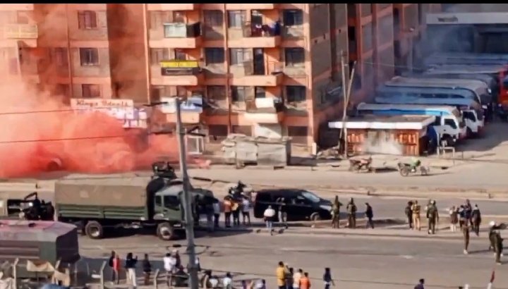 mohamedosmanMsa's tweet photo. BREAKING NEWS:AGENT ORANGE WAS LAUNCHED IN A RESIDENTIAL AREA.KINDLY RETWEET AND SHARE WIDELY UNTIL WE END BAD GOVERNANCE WATCH 👇#OccupyJKIA "BREAKING NEWS""HAPPENING NOW""Stephen Letoo"Cowards https://t.co/zESOnjzWyQ