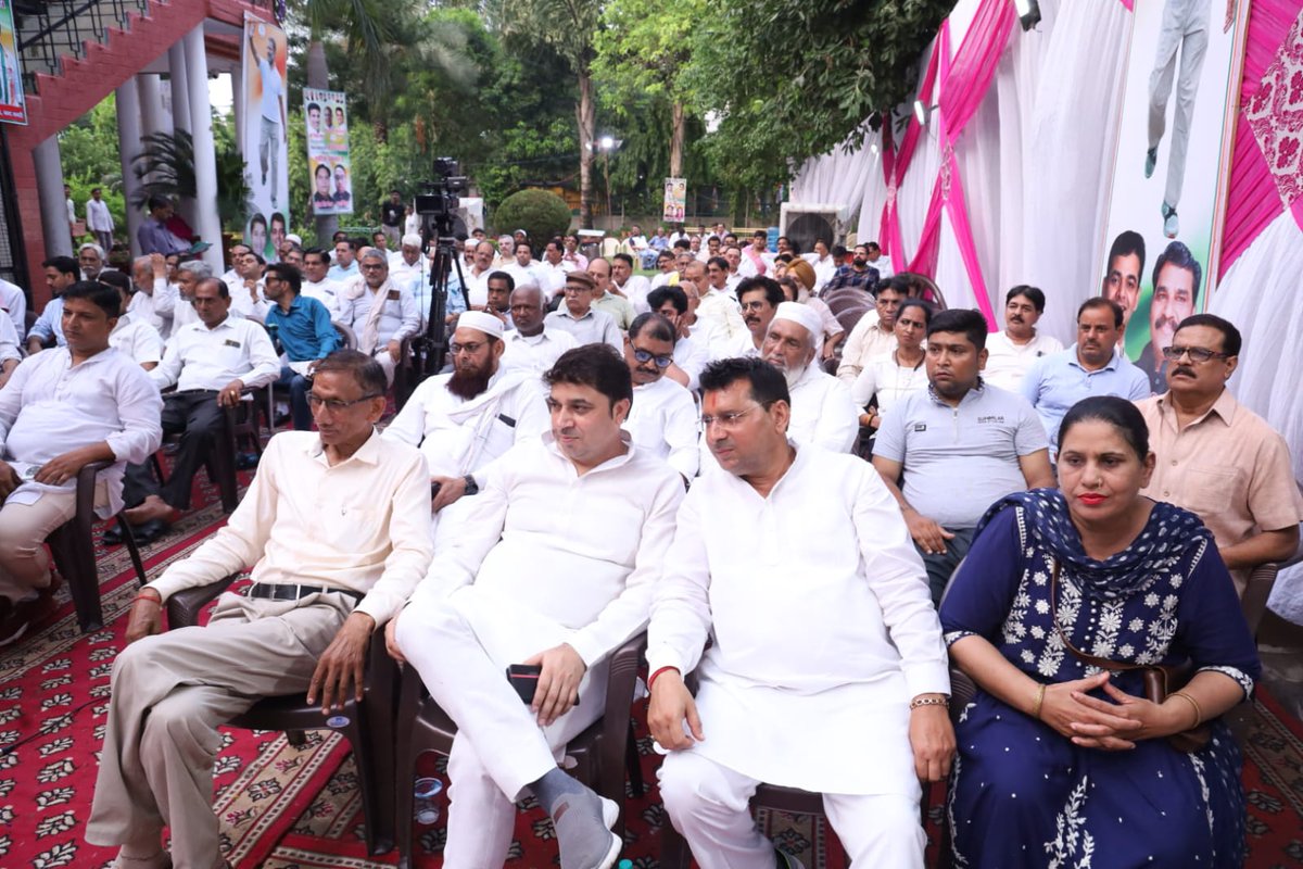 INCDelhi's tweet photo. बाबरपुर जिला कार्यकारिणी बैठक!

दिल्ली प्रदेश कांग्रेस कमेटी अध्यक्ष श्री @devendrayadvinc जी की अध्यक्षता में आज बाबरपुर जिला कार्यकारिणी की बैठक ली गई।

बैठक में विभिन्न संगठनात्मक विषयों पर चर्चा हुई, उपस्थित कार्यकर्ताओं ने भी अपने सुझाव रखे और अध्यक्ष जी ने सभी को बूथ स्तर पर संगठन को मजबूत कर दिल्ली के जनहित से जुड़े ज्वलंत मुद्दों को उठाने का निर्देश दिया।

इस दौरान श्री अनिल भारद्वाज जी चेयरमैन कम्युनिकेशन दिल्ली कांग्रेस, पूर्व विधायक चौधरी मतीन अहमद, श्री भीष्म शर्मा जी, श्री वीर सिं�� धीगन जी, पार्षद हाजी ज़रीफ़ जी, श्री जीतेंद्र बघेल जी, पूर्व पार्षद चौधरी अजीत सिंह जी, जिला अध्यक्ष चौधरी जुबैर अहमद जी, पूर्व अध्यक्ष श्री कैलाश जैन जी, श्री राजकुमार जैन जी, आब्जर्वर अशोक जैन जी मौजूद रहे।

#हाथ_बदलेगा_हालात
