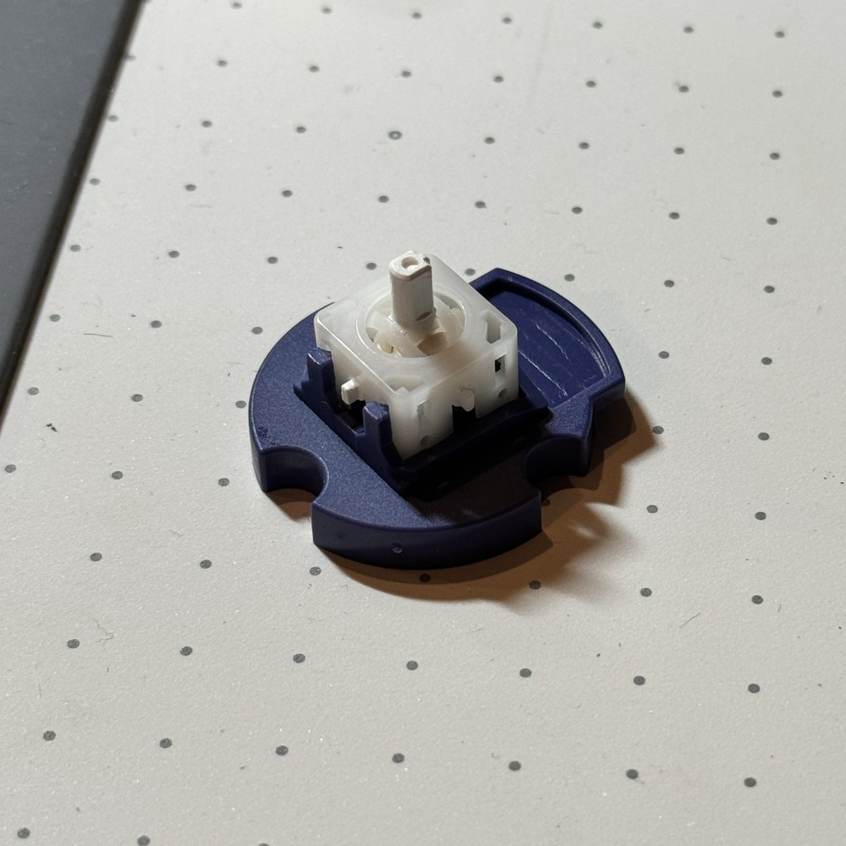 doben_ssb's tweet image. これ早速渋谷行って引いてきた。そして分解してみた。
製造元がバンダイだし、第一弾は実機との互換性がなかったみたいだけどGCコンのは純正パーツが採用されててちゃんと実機との互換性があった。

GCコン本体は売って無いけどガシャポンから純正ラバーとT3スティックボックスが手に入る謎状況