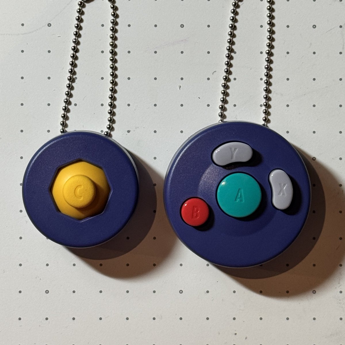 doben_ssb's tweet image. これ早速渋谷行って引いてきた。そして分解してみた。
製造元がバンダイだし、第一弾は実機との互換性がなかったみたいだけどGCコンのは純正パーツが採用されててちゃんと実機との互換性があった。

GCコン本体は売って無いけどガシャポンから純正ラバーとT3スティックボックスが手に入る謎状況