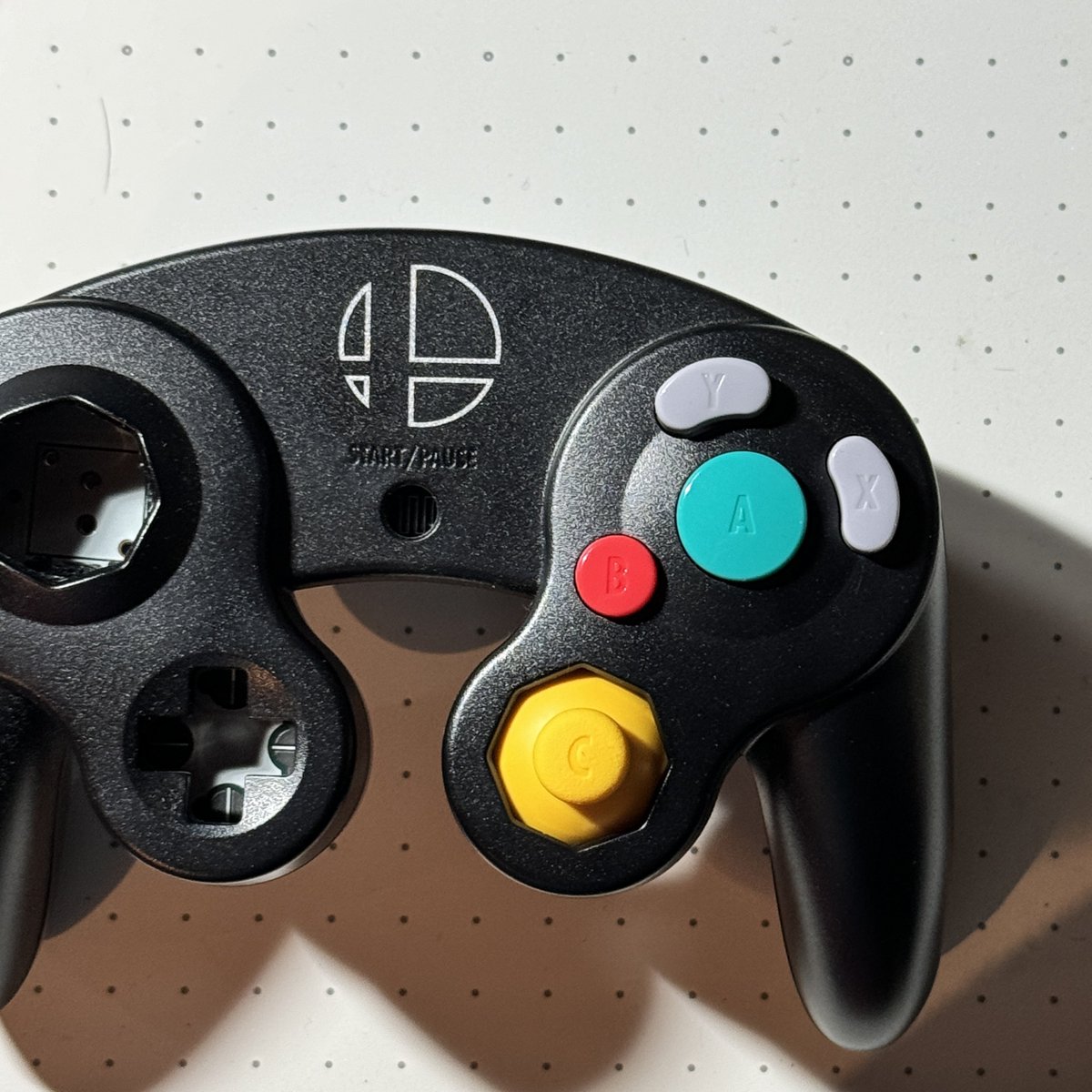 doben_ssb's tweet image. これ早速渋谷行って引いてきた。そして分解してみた。
製造元がバンダイだし、第一弾は実機との互換性がなかったみたいだけどGCコンのは純正パーツが採用されててちゃんと実機との互換性があった。

GCコン本体は売って無いけどガシャポンから純正ラバーとT3スティックボックスが手に入る謎状況