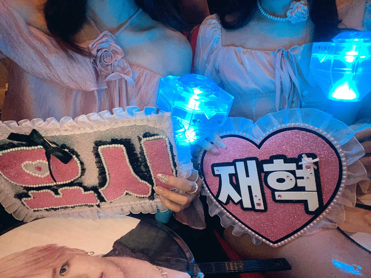 ch2pure's tweet image. ◠◠◠◠◠◠◠◠◠୨♡୧◠◠◠◠◠◠◠◠◠
            💌 𝙼𝚢 𝙼𝚎𝚖𝚘𝚛𝚒𝚎𝚜
𝟮𝟬𝟮𝟰 𝗧𝗥𝗘𝗔𝗦𝗨𝗥𝗘 𝗙𝗔𝗡 𝗠𝗘𝗘𝗧𝗜𝗡𝗚
            ꒰ 𝗪𝗢𝗡𝗗𝗘𝗥𝗟𝗔𝗡𝗗 ꒱
                  𝗜𝗡 𝗞𝗢𝗕𝗘🇯🇵
◡◡◡◡◡◡◡◡◡୨♡୧◡◡◡◡◡◡◡◡◡

#TREASURE #WONDERLAND