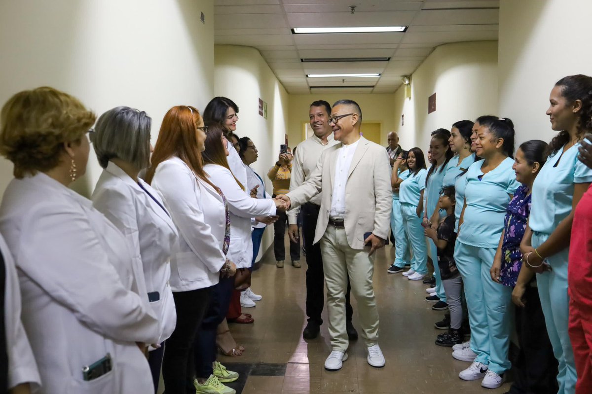 VillegasPoljak's tweet photo. Atención cultoras y cultores:

Gracias a la activación del Fondo de Protección Social al Trabajador y Trabajadora Cultural, dispuesta por el presidente @NicolasMaduro en el marco de la Gran Misión Viva Venezuela, mi Patria querida, hemos reinaugurado hoy #23Jul el Servicio Médico de @minculturave para la atención primaria de salud de artistas, cultores y creadores, sean o no empleados del ministerio. 

El servicio funciona en dos sedes: en la Biblioteca Nacional, ubicada en el Foro Libertador, adyacente al Panteón Nacional, y en los pisos 15 y 16 de la Torre Norte del antiguo Centro Simón Bolívar, plaza Caracas. Contamos allí con los servicios de: 

• Medicina general
• Medicina ocupacional 
• Medicina interna
• Cardiología 
• Cirugía cardiovascular 
• Nefrología
• Endocrinología
•Ecografía
• Pediatría 
• Oftalmología
• Fisiatría
• Traumatología 
• Fisioterapia
• Nutrición y dietética 
• Odontología general e infantil 
• Gastroenterología 
• Ginecología y obstetricia
• Psicología 
• Psiquiatría 

Citas a partir del lunes 29 de julio a través del número telefónico 0212-5059360 / 0416-2073736.

Abro hilo 🧵 fotográfico.

Viva Venezuela, mi Patria querida.

#Caracas
#Venezuela
#FelizMartes