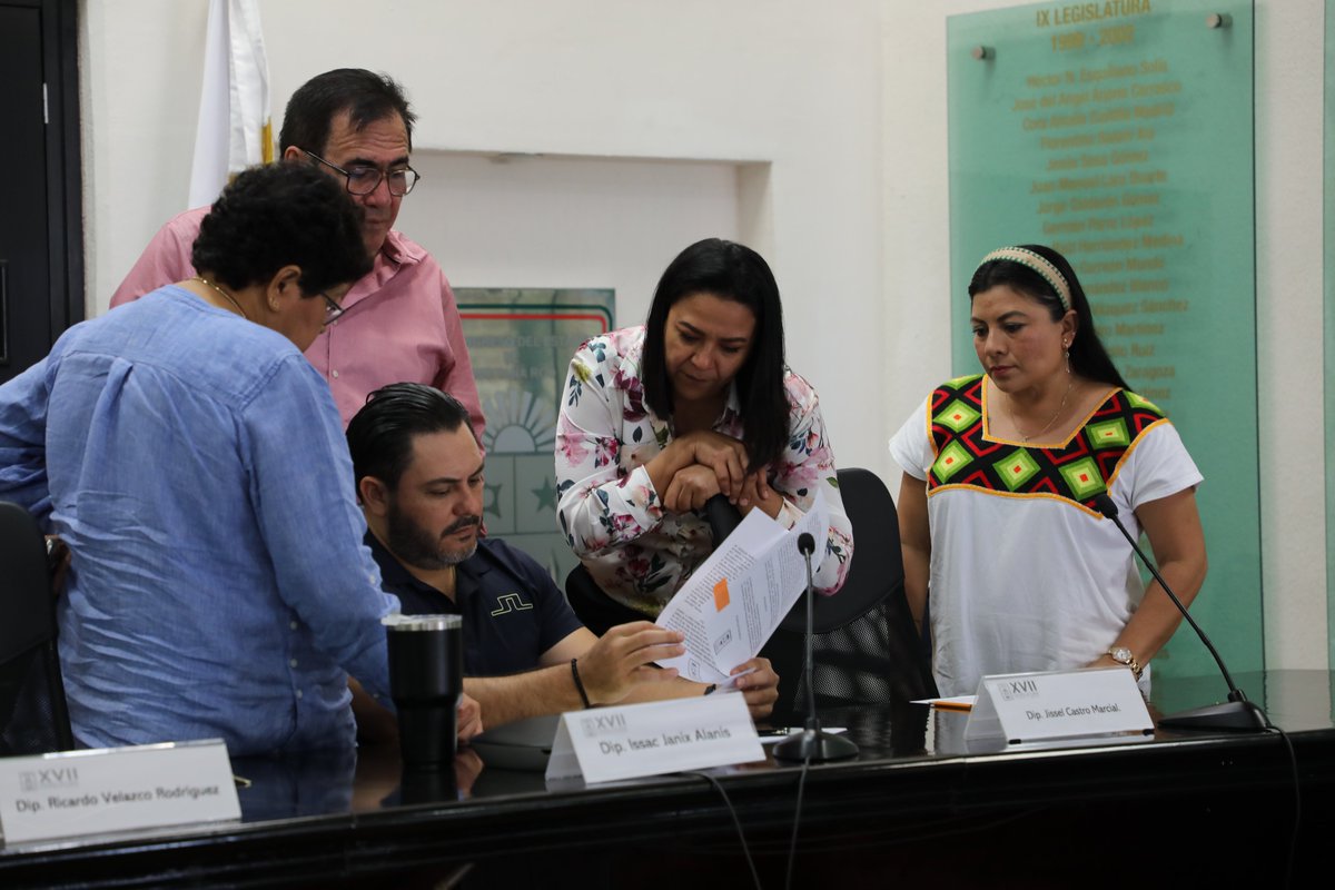 Ayer trabajo en equipo para realizar el estudio y análisis de las iniciativas del orden del día durante la Sesión de la Comisión Permanente No.9. 

Hoy tendremos sesión extraordinaria para atender dictámenes en materia entrega recepción, movilidad, transparencia y de recaudación.