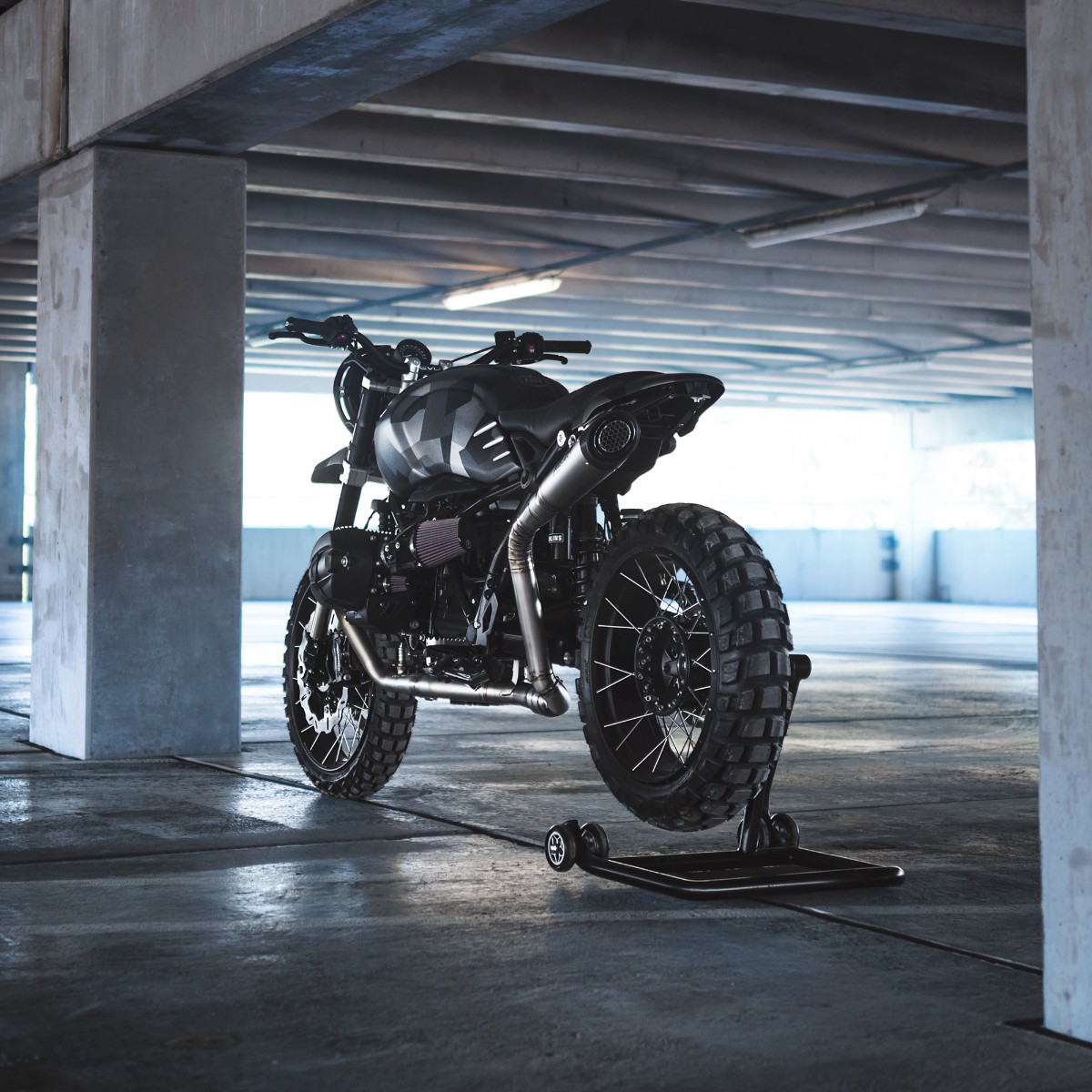 BMWMotorrad's tweet photo. Adapted to the cold climate of Sweden. ❄️ #CustomBikeCheck
This #RnineTUrbanGS was modified to its external conditions.🙌 With a more durable tank cover and self-designed triple trees, the 'Thor' is now made for defying the cold.🤘injusticecustoms (IG)
#MakeLifeARide #SoulFuel https://t.co/DRlbLoK20Q