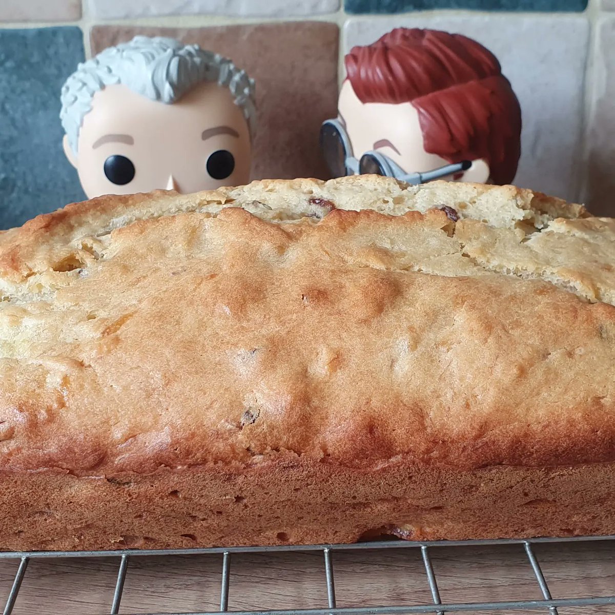 mosie_v's tweet photo. More #BakingWithAziraphale to use up squishy overripe bananas! 🍌#BananaLoaf #HomeBaking #FunWithFunkos #GoodOmens #CrowleyAndAziraphale 😋 https://t.co/3RwQYjHnp8