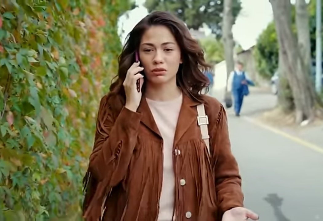came across sanem wearing almost the same coat 🤠👠 ufff uff can't get enough of #erkencikus