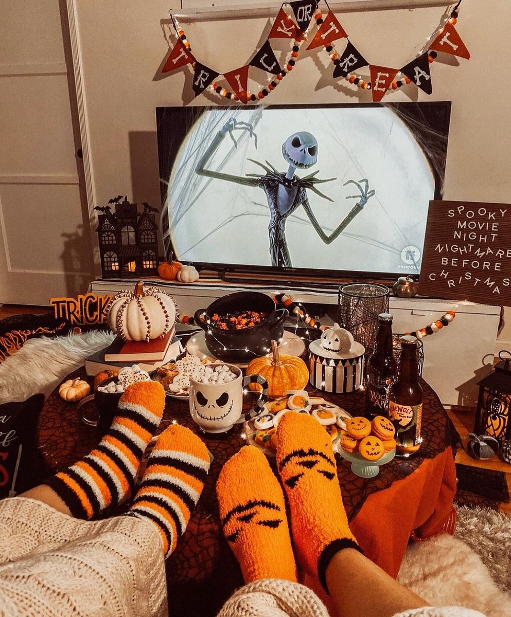 OctobersLeavess's tweet photo. 100 Days until #Halloween! 🎃 https://t.co/YvaAJTeaap