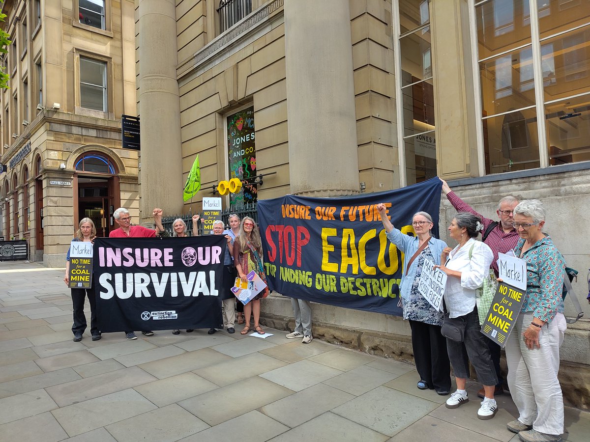 Today outside Markel Insurance in #Manchester supporting 9 climate activists who occupied the lobby #insureourfuture #insureoursurvival - NO new fossil fuels.  #extinctionrebellion