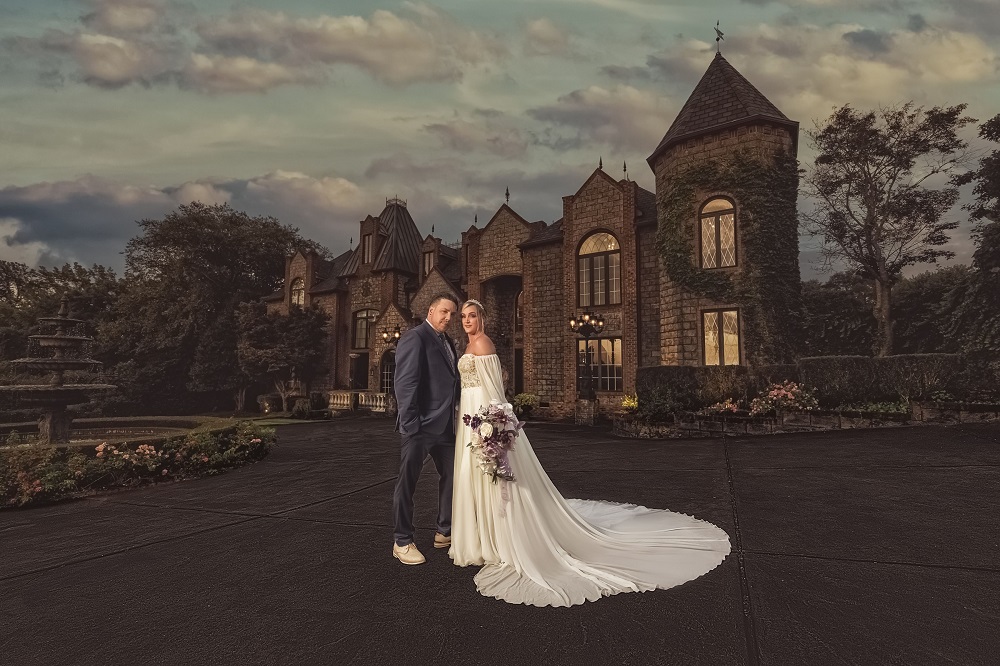 FleuresNC's tweet image. Step into a world of luxury at our chateau wedding venue. Surrounded by lush landscapes and exquisite architecture, it's the ultimate location for a sophisticated celebration. Visit us today! #ChateauWeddingVenue #AngierNC weddingvenueangier.com/about_us