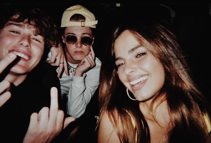 feliz aniversário pros dois fedelhos que mijam na cama e culpam o Cerberus Jr. Irmãozão ama vcs flw