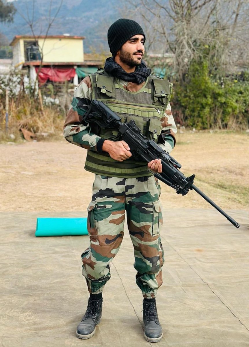 Advpraveensaran's tweet photo. युवाओं की इंस्पिरेशन IAS रवि सिहाग (AIR-18) , भारतीय सेना के साथ अपनी ट्रेनिंग के दोरान ।
एक साधारण किसान परिवार से आने वाले रवि सिहाग आज UPSC की तरफ़ देख रहे लाखों लोगों के लिए प्रेरणास्रोत है ।
#IAS #RaviSihag 🚨
#Upscmotivation 👑 https://t.co/4p9qzP6ayE