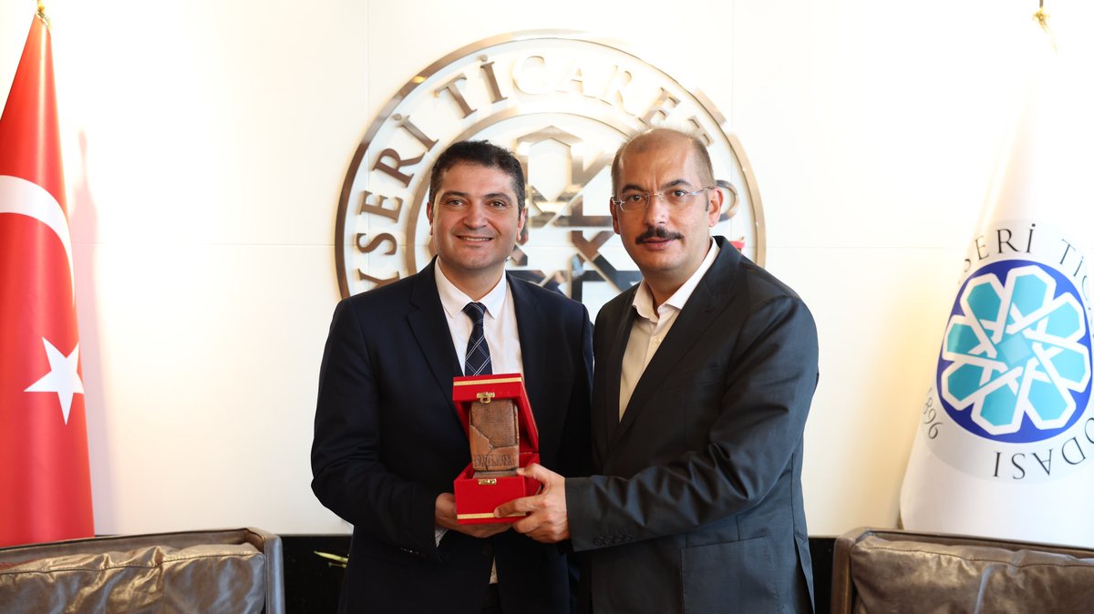 Yönetim Kurulu Üyelerimiz Latif Başkal, Ahmet Emre Sönmez; “Siber Güvenlik ve Yapay Zeka” konulu seminerimizin konuşmacıları olan CISO XCİTİUM Siber Güvenlik Uzmanı Sn. Erdal Özkaya, Microsoft Data Platform MVP Sn. Ömer Çolakoğlu ve beraberindeki heyeti odamızda konuk etti.