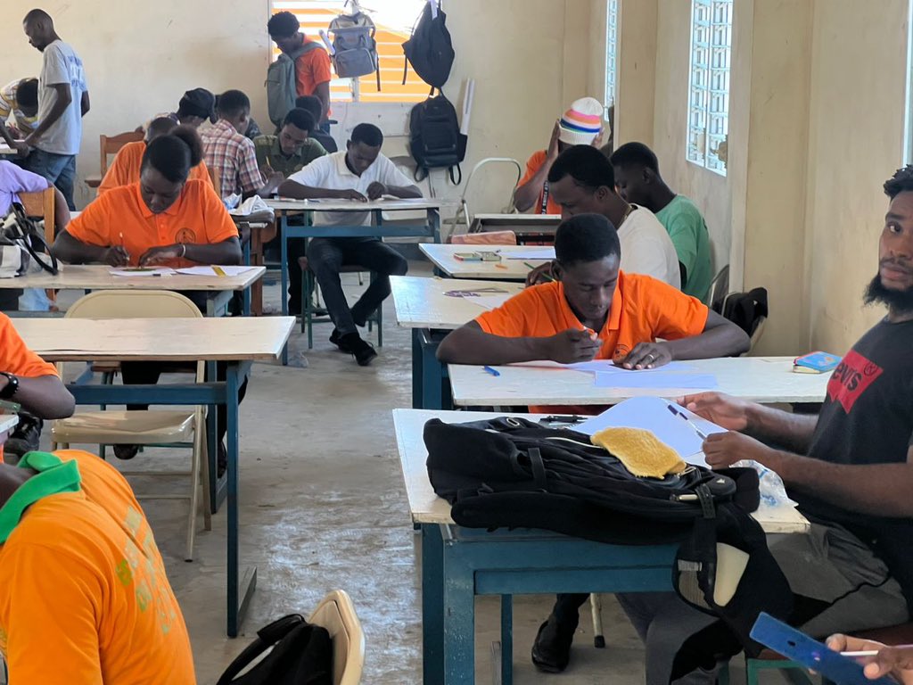 DDelvariste's tweet photo. Les examens de fin de cycle professionnel se déroulent très bien à travers le pays en débit de certaines difficultés rencontrées. La collaboration entre tous les acteurs du système est un signe encourageant.
#FTP
#INFP
@MENFP_Education 
@PrimatureHT 
@MCHaiti https://t.co/GFulzl9ZPf