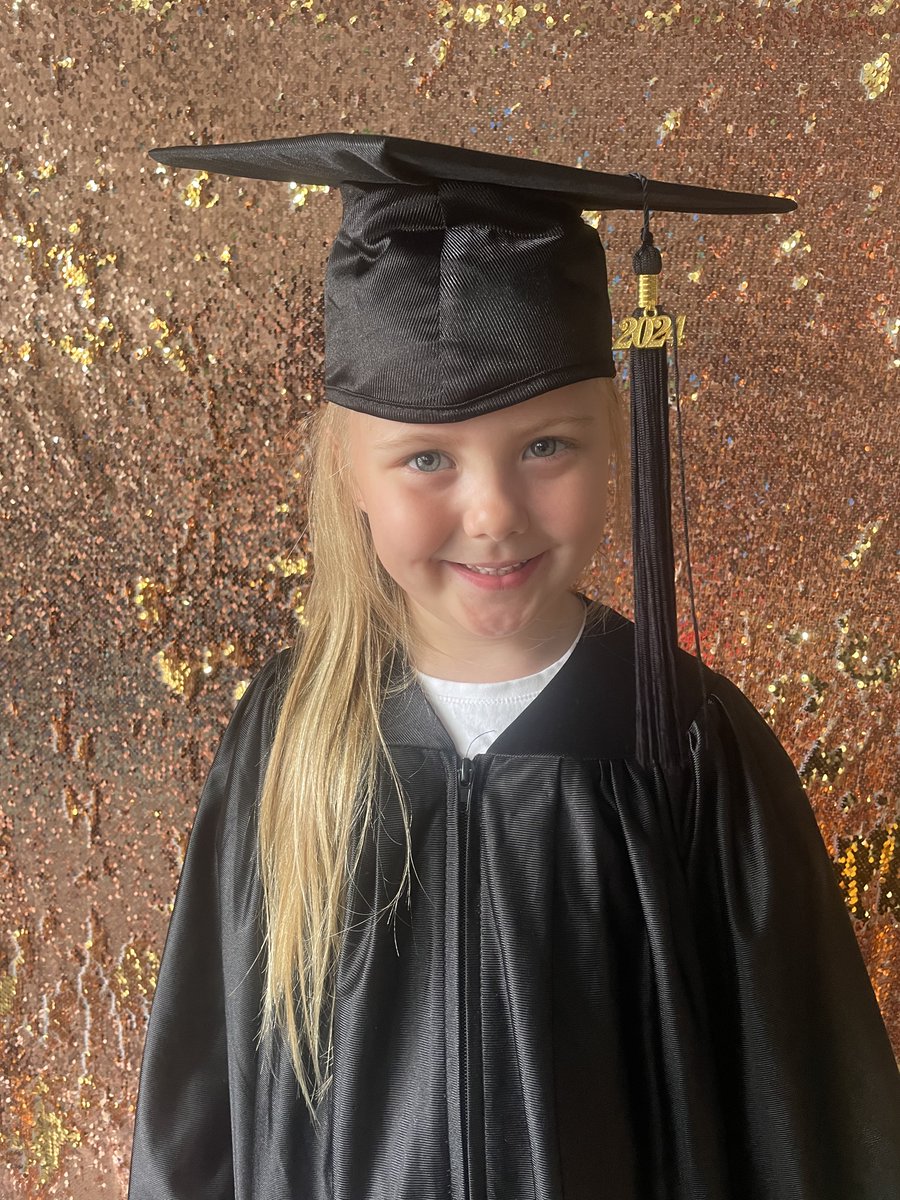 HeathfieldAcad's tweet photo. Heathfield's Reception pupils celebrated their graduation today!🎓 They're all excited to continue their journey into year 1. We are all so proud of them! #receptiongraduation @thesteptrust https://t.co/KC11KBs33o
