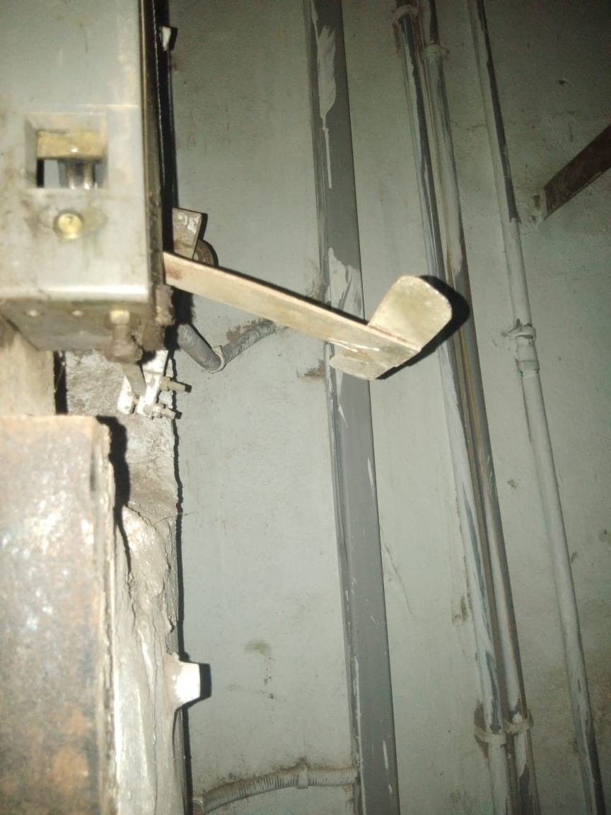grievanceshyd's tweet photo. 👉 Hazardous Life Threatening Faulty Lift/Elevator
👉 Terrace V Floor - Full Open Common Area Constructed(Unauthorised)
👉 Full Building Constructed with ‘Max Sand’ and ‘Less Cement’ - Must Check https://t.co/sbHuq3ygGB