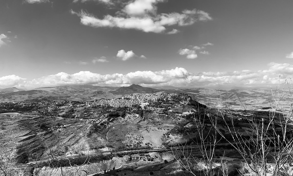 paisatges de la Sicília central en blanc i negre, des de l’observatori d’Enna. 
#Enna #Sicilia #paisatge #landscape