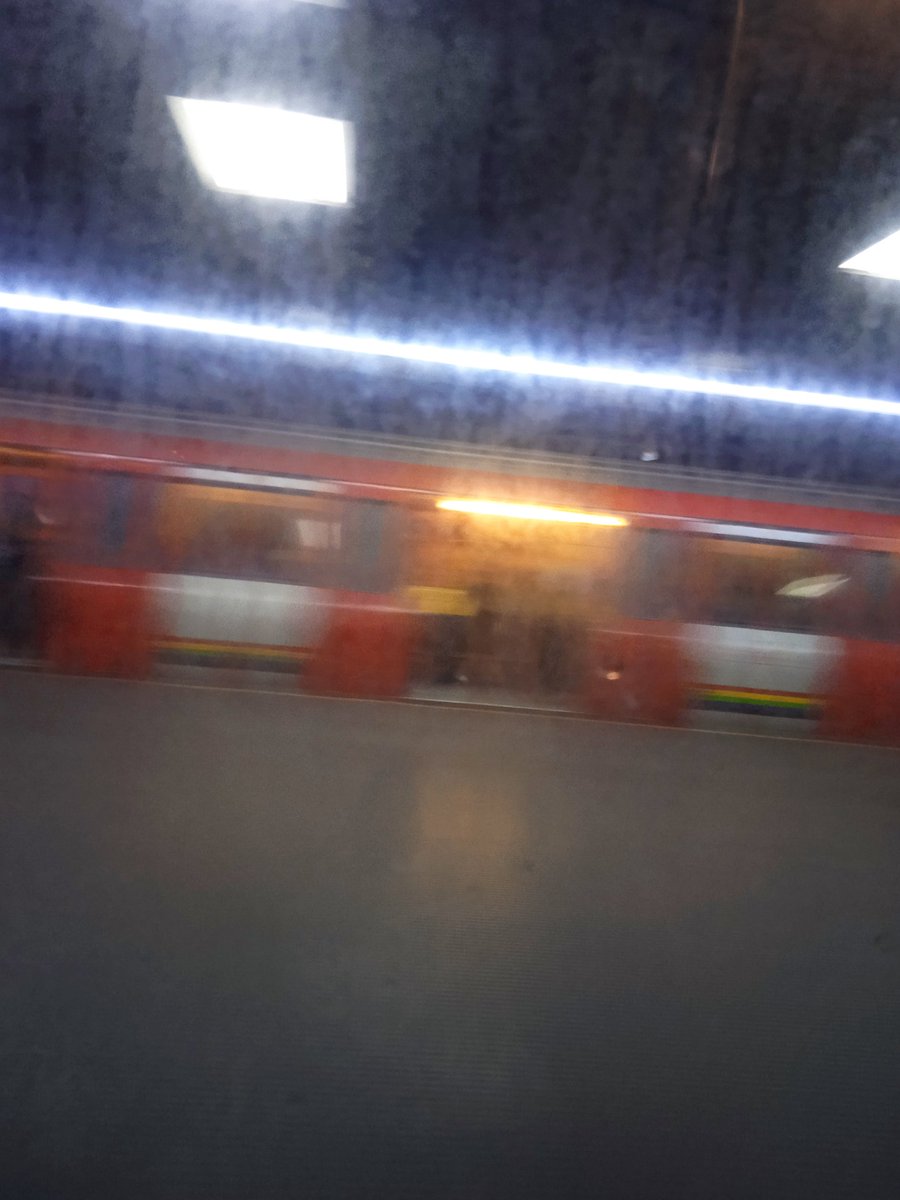 La estación del #metro de Chacao, deja de prestar servicio comercial. Este #23julio 11:11 por lluvias, fallas eléctricas.