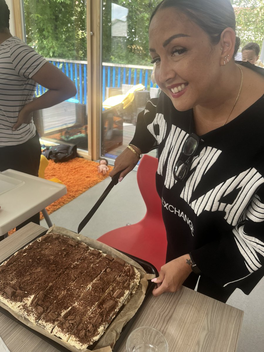 Thriving_Stock's tweet photo. 🍰 Today at the #Refugee Hub at St. Stephens Children’s Centre, families engaged with the local ESOL teacher about their language needs over delicious slices of Tiramisu Flake Cake and hearty servings of veggie &amp; meat lasagne. Learning English never tasted so good! 🇬🇧

#Community https://t.co/hrgzAmG2QP