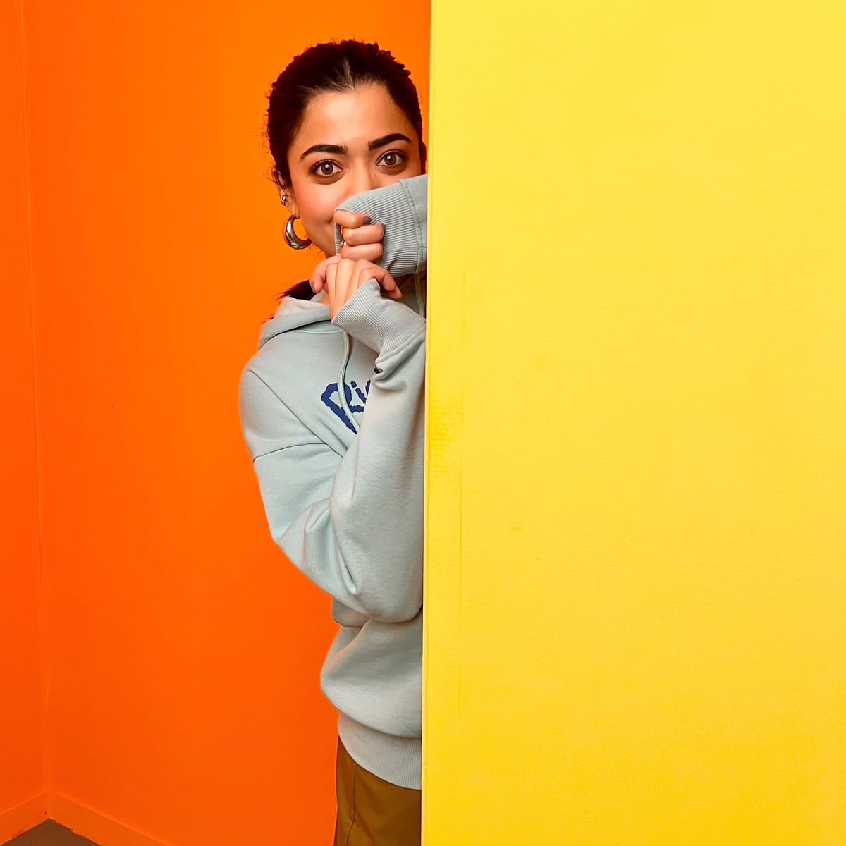 KabilKabilkm3's tweet photo. @iamRashmika 
Yippii
Our cute pie @iamRashmika is back 😀
Now tweeting will be truly enjoyable.
For a fan, it's incredibly joyful news that their idol is happy.
And now we are happy because she is happy.
Welcome back Smiling Queen 😊
Missed you so much 
#RashmikaMandanna ❤️ https://t.co/S3ZajrOZIa