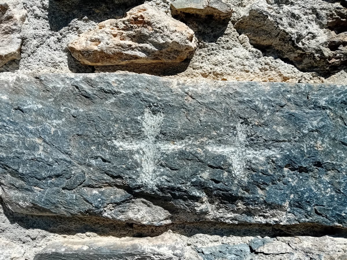 Dues creus gravades a la façana protegeixen de tot mal Casa Miqueló de Sornàs. Andorra