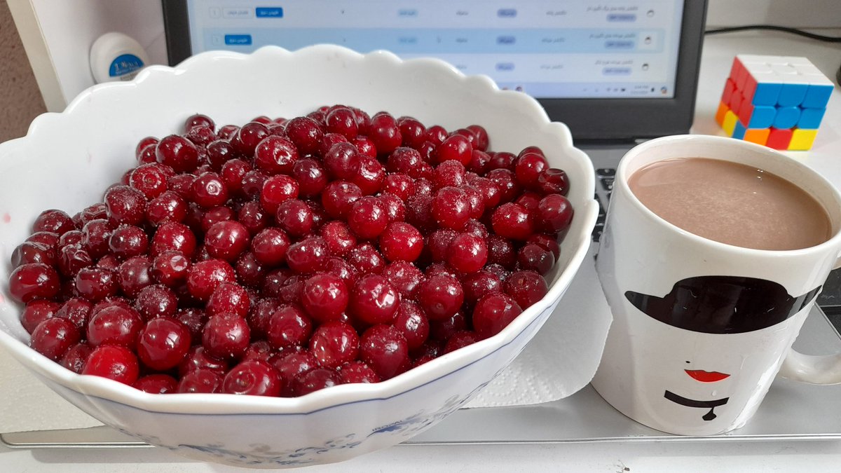 دختری که تنهایی ۲ کیلو آلبالو رو با نمک و شیرکاکائو میخوره چیه؟😋