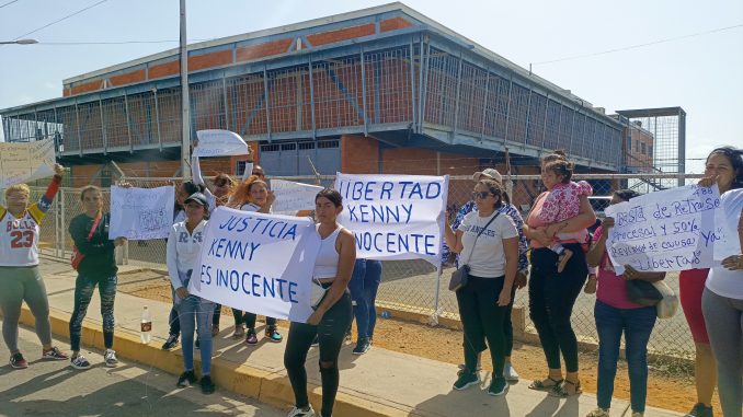 ventanalibertad's tweet photo. INFORME | UVL: Tener a un familiar detenido en Venezuela genera graves consecuencias psicológicas, económicas y sociales - https://t.co/x1EHlzpHhp

#InformeUVL 
#UVLObserva 
#23julio https://t.co/ZE0WM7sd1q