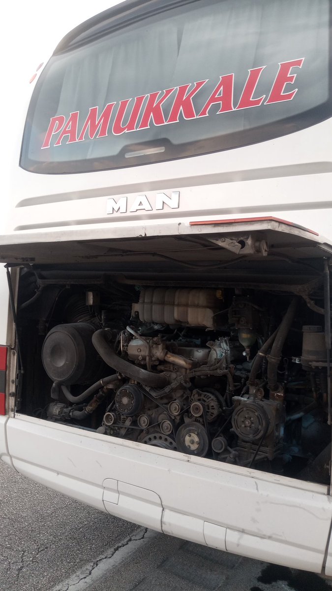 Bu kadar insan yolda kaldı lafa geldi mi  Türkiye'nin güzide firması <a href="/Pamukkale/">Pamukkale Turizm</a>