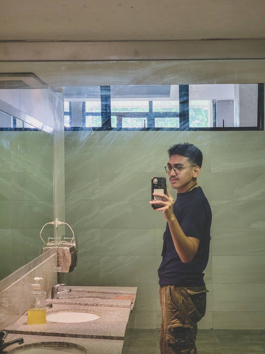 naki-CR ako sa isang building sa UP Diliman. bago makapasok, tinanong ako ng guard, 'taga-UP ka, sir?'

ewan, natawa na lang ako. sabi ko, 'dati po.' pinapasok naman.

ganun na ba sa UP ngayon? sila-sila na lang sa loob?pano kaya kung sinabi kong hindi ako taga-UP,