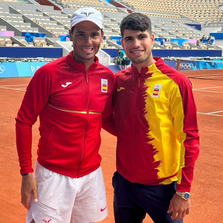 DAZN_ES's tweet photo. LA FOTO 🙌

Rafa Nadal y Carlitos Alcaraz en la Philippe Chatrier 🇪🇸😍 NUESTRA ARMADA ESPAÑOLA 

📷 @carlosalcaraz https://t.co/06ntrSbCLx