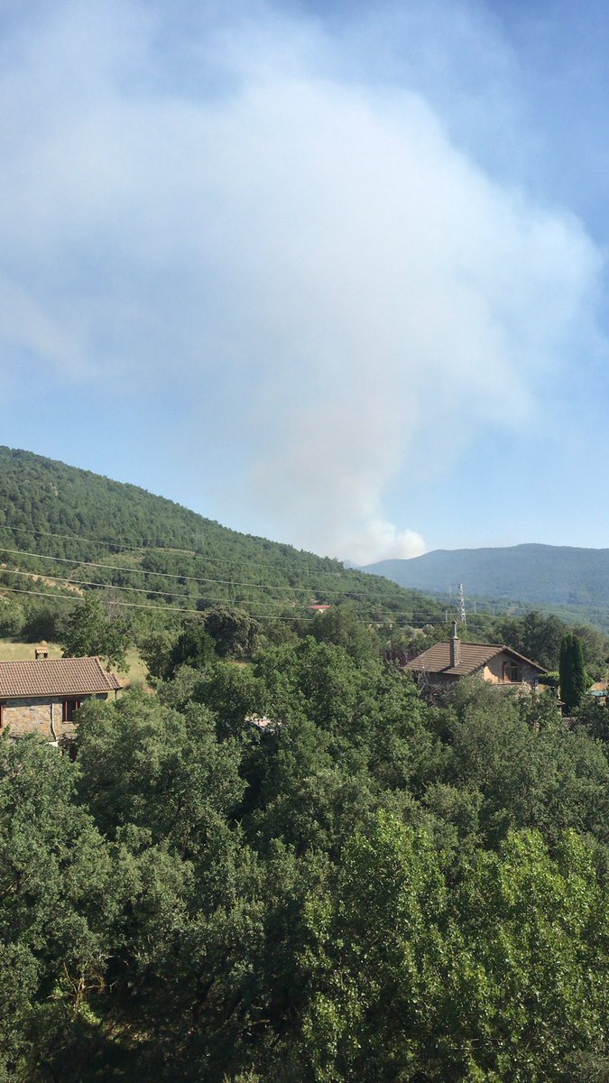 Abelsoyo's tweet photo. @IIFFAragon esta columna de humo asciende por la zona del Pueyo de Araguas. ¿Está identificado ya? https://t.co/NUD35o3VBB