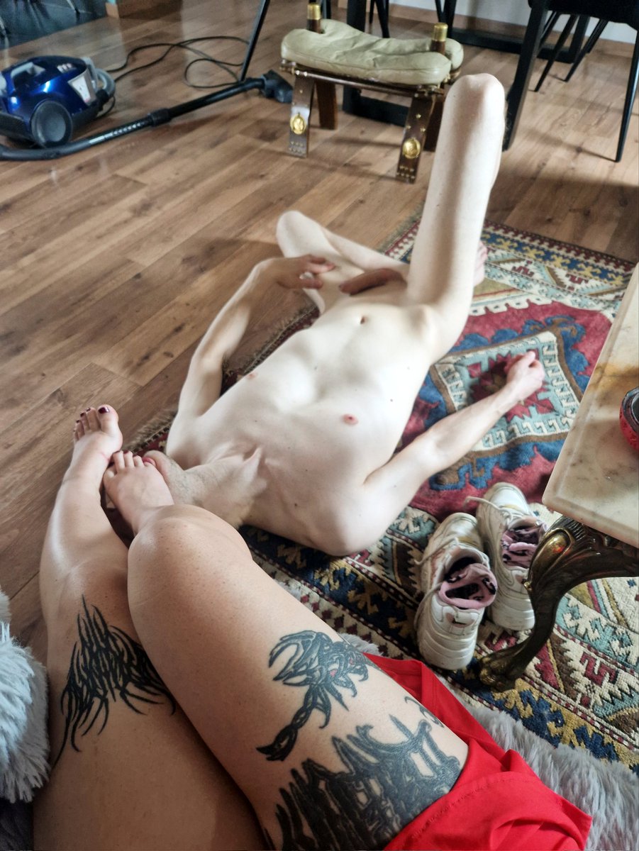 Mon nouveau clebs a eu l'autorisation de me bouffer les pieds après avoir fait mon ménage.
Ensuite, il a eu l'immense honneur de me masser 🐶

<a href="/Brun0Parent/">BRUNO THE RT SUB</a> <a href="/dommes_rt/">dommesRt</a> <a href="/rt_feet/">Feet RT PROMO (Road to 100K)</a> <a href="/RtSlavv/">Puppy RT slave 2k</a> @RTSubFinFem