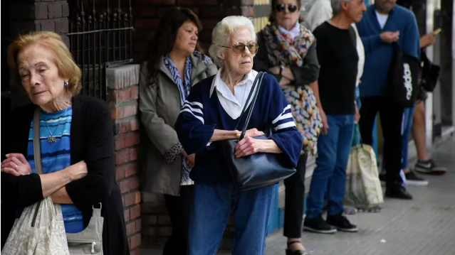 diariodeBA's tweet photo. 🧓🏻 El gobierno dispuso este martes un aumento en las jubilaciones del 4,6% en agosto, por lo que el haber mínimo será de $225.454
👉🏻 La ANSES también confirmó que se pagará un nuevo bono el próximo mes
➡️ https://t.co/7wBCbPyQfL https://t.co/bELjX6WBLC