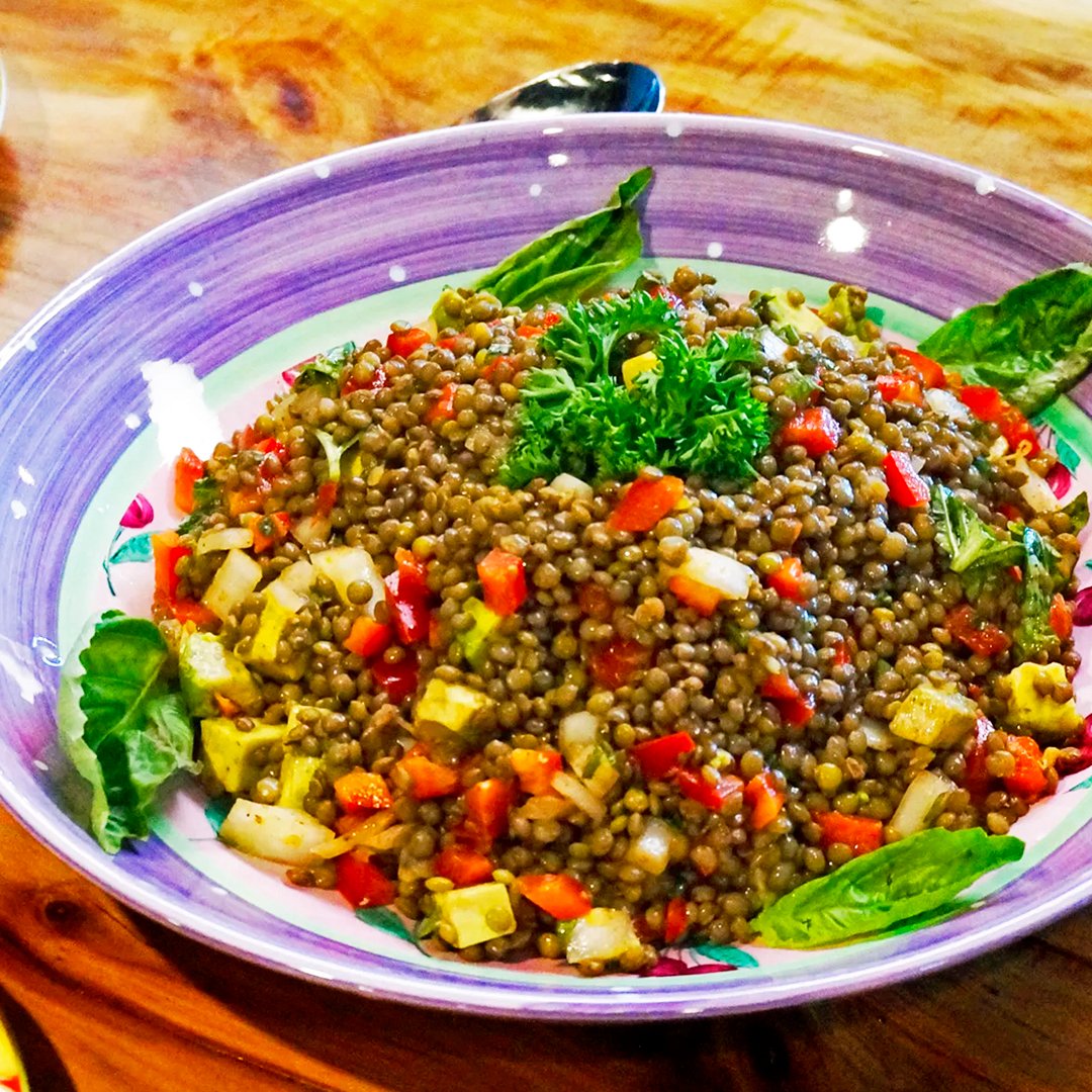 Lentils provide a substantial base and plenty of #plantbased protein, while the veggies and flavorings add zing to this satisfying #vegan French Lentil Salad Bowl with Sweet Peppers and Basil. 
jazzyvegetarian.com/french-lentil-…