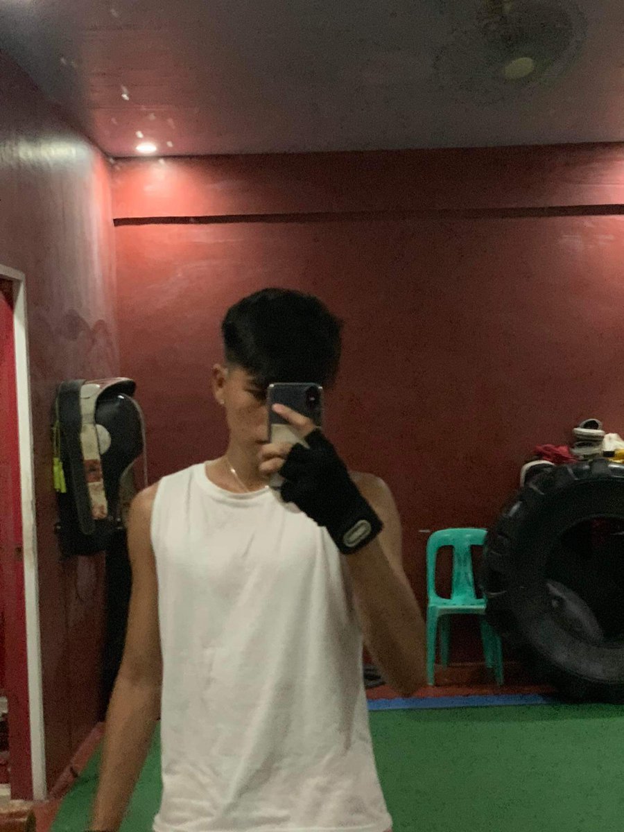 ravensteak's tweet photo. 1st time gym           VS    now https://t.co/W3d5yi0Fb6