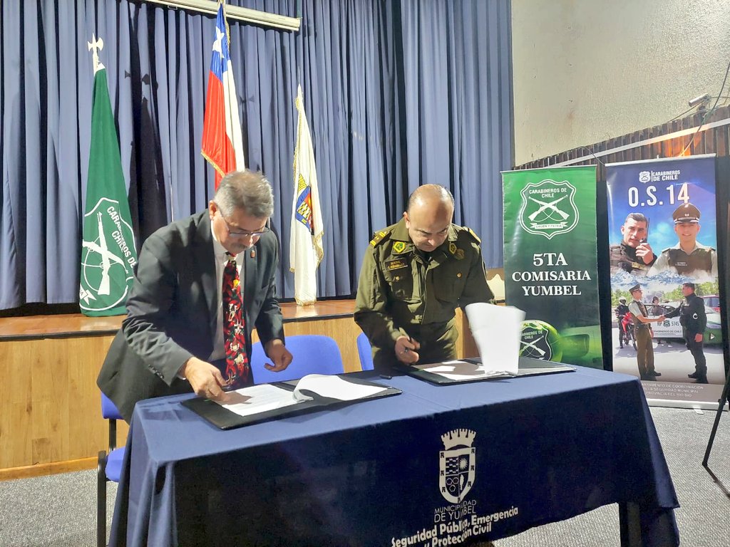 CarabBioBio's tweet photo. Para reforzar el despliegue preventivo y la seguridad en la comuna de #Yumbel, el Gral. César Bobadilla firmó el Convenio OS14 con el alcalde José Sáez, el cual oficializa el trabajo conjunto y coordinado con la Municipalidad y dispone la realización de patrullajes mixtos. https://t.co/1WDOuXfH74