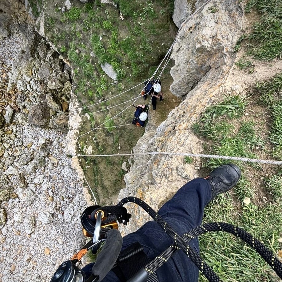 Tyne_Wear_FRS's tweet photo. Last week, firefighters from Byker and South Shields Community Fire Stations carried out joint cliff rescue training with @NEAS_HART ππ
This helps both services train should we require to assist HART technicians in reaching a casualty at an incident.
#BlueLightTraining https://t.co/H7dARw5nHu