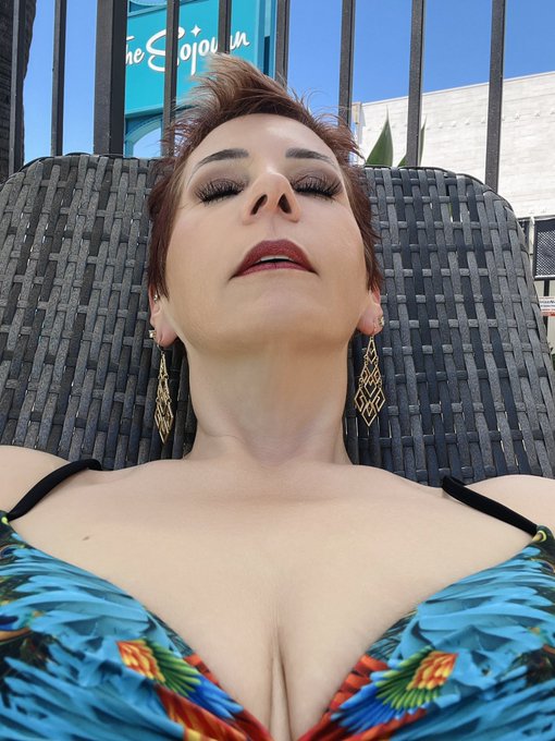 Getting on cam today but running a lil late! 🎥 cause you know flight delays AGAIN 🤦&zwj;♀️ See you at 10