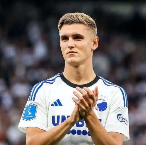 İbrahim Hatipoğlu: ''Trippier gündemimizde yok. Şu an görüşme halinde olduğumuz 3 sağ bek var. Bunlardan birisi Kopenhag'tan Elias Jelert.

Kısa sürede sağ bek transferini açıklayacağız'' (Radyospor)