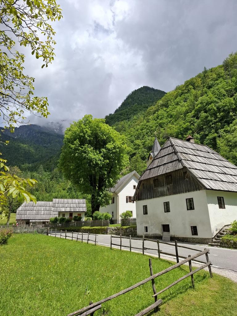 AgvLva's tweet photo. @SloveniaInfo Magnifique havre de paix sur votre photo d’illustration, au cœur de la vallée de la Soca 🤩🥰 https://t.co/BjpDd2tU6H