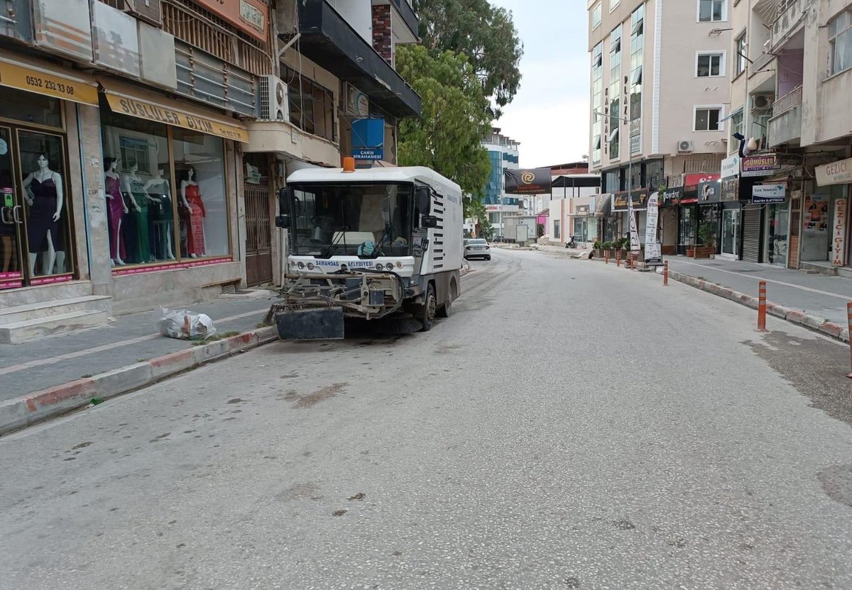 HaberSamandag's tweet photo. "Samandağ'da Temizlik Çalışmaları Sürüyor"
Samandağ Belediyesi ilçe genelinde temizlik çalışmalarını sürdürüyor. Belediye ekipleri çevre temizliğini sağlamak için yoğun bir şekilde çalışıyor. Vatandaşlardan da çevre temizliği konusunda duyarlı olmaları isteniyor. https://t.co/b3J79qoep2