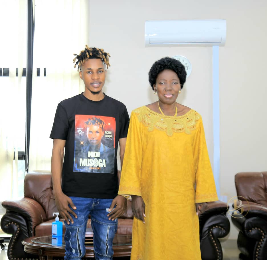BrandonSharf256's tweet photo. Omuyimbi @AcidicVokoz with his management meet up the 2 Deputy Prime Minister Rt.Hon. @RebeccaKadagaUG ahead of his concert happening next month on 30th his also the Tourism Ambassador of Busoga Heritage. #Ndimusogaconcert #BrandonUpdates https://t.co/D0KinslvLF