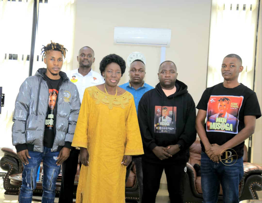 BrandonSharf256's tweet photo. Omuyimbi @AcidicVokoz with his management meet up the 2 Deputy Prime Minister Rt.Hon. @RebeccaKadagaUG ahead of his concert happening next month on 30th his also the Tourism Ambassador of Busoga Heritage. #Ndimusogaconcert #BrandonUpdates https://t.co/D0KinslvLF