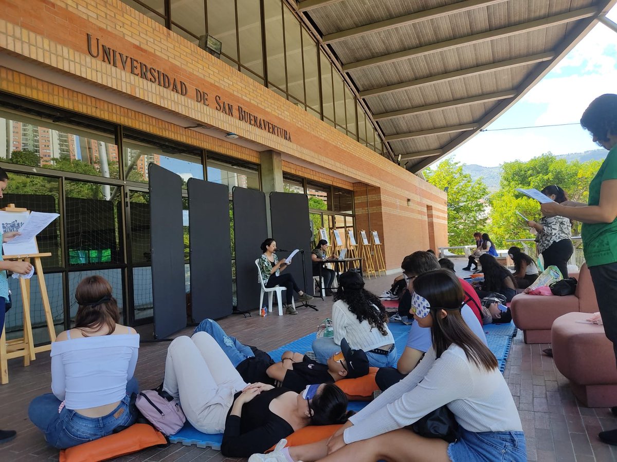 bibliousb's tweet photo. Con la literatura por medio de la palabra y los sentidos, y con la alegría de conectarnos con nuestros nuevos estudiantes, compartimos en la 𝐢𝐧𝐝𝐮𝐜𝐜𝐢𝐨́𝐧 2024-2 un  encuentro con Literatura en las Sombras ¡𝘽𝙞𝙚𝙣𝙫𝙚𝙣𝙞𝙙𝙤𝙨 𝙖 𝙚𝙨𝙩𝙖 𝙘𝙖𝙨𝙖 𝙙𝙚𝙡 𝙨𝙖𝙗𝙚𝙧! 📚🧡 https://t.co/ikEhsIYrp4