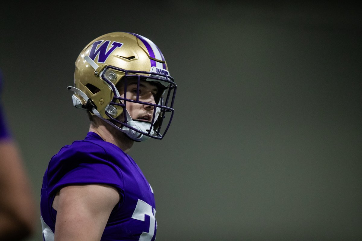 UW_Football's tweet photo. Cake &amp; candles 🎂 @TristanWarnerWA https://t.co/1e1Exn24DL
