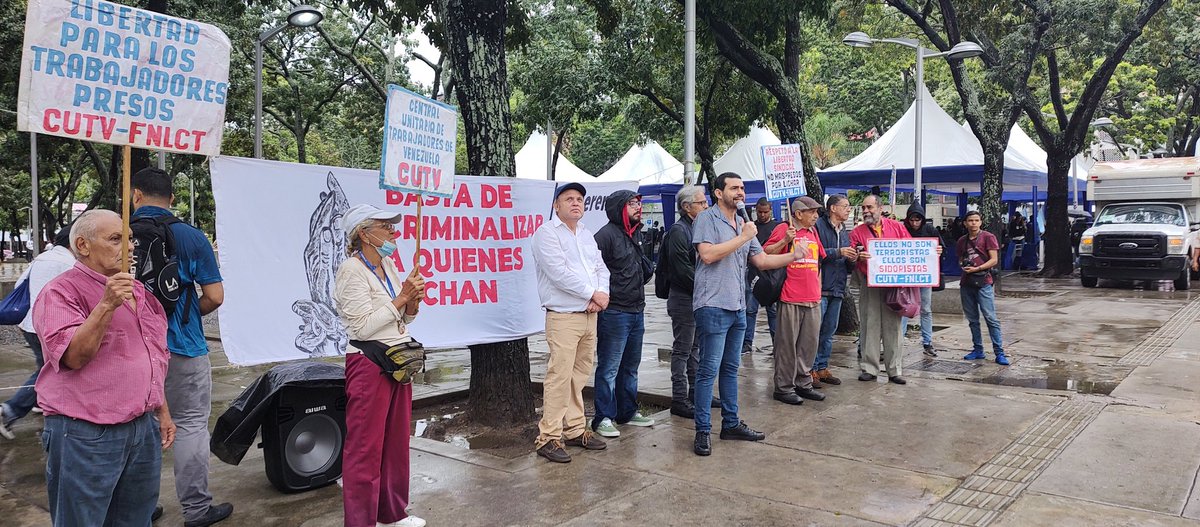 LaIzqDiario_VE's tweet photo. En estos momentos se realiza un piquete ante la Fiscalía General #Caracas en #SolidaridadConJeanMendoza. Organizaciones sindicales y políticas llaman a movilizarse contra la amenaza patronal de Masisa de encarcelar al dirigente sindical Jean Mendoza con la infame "ley del odio". https://t.co/TLmNN9rJKu