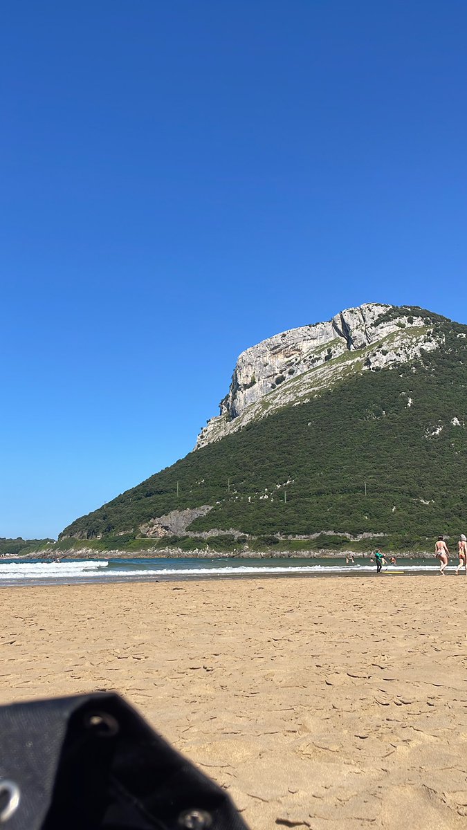 fromtheurgonian's tweet photo. Beach afternoon surrounded by a #carbonate #platform 
#outcrop #cantabria #spain https://t.co/fKvrbN5m64