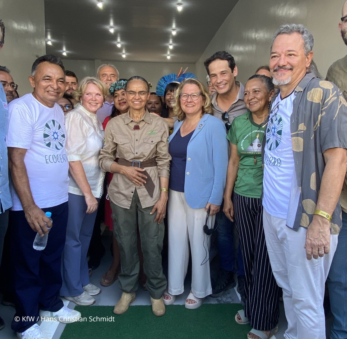 KfW's tweet photo. In #Santarém in #Amazonien eröffneten 🇩🇪 BMin @SvenjaSchulze68 + 🇧🇷 @MarinaSilva + 🇳🇴 @AnneBeathe_ ein #Ökozentrum, das von @KfW_FZ i.A. des @BMZ_Bund gefördert wird. Dies wird von lok. Kooperativen genutzt, um Waldressourcen nachhaltig zu nutzen.
#Waldschutz #Biodiversität https://t.co/6HUEFrjBdO