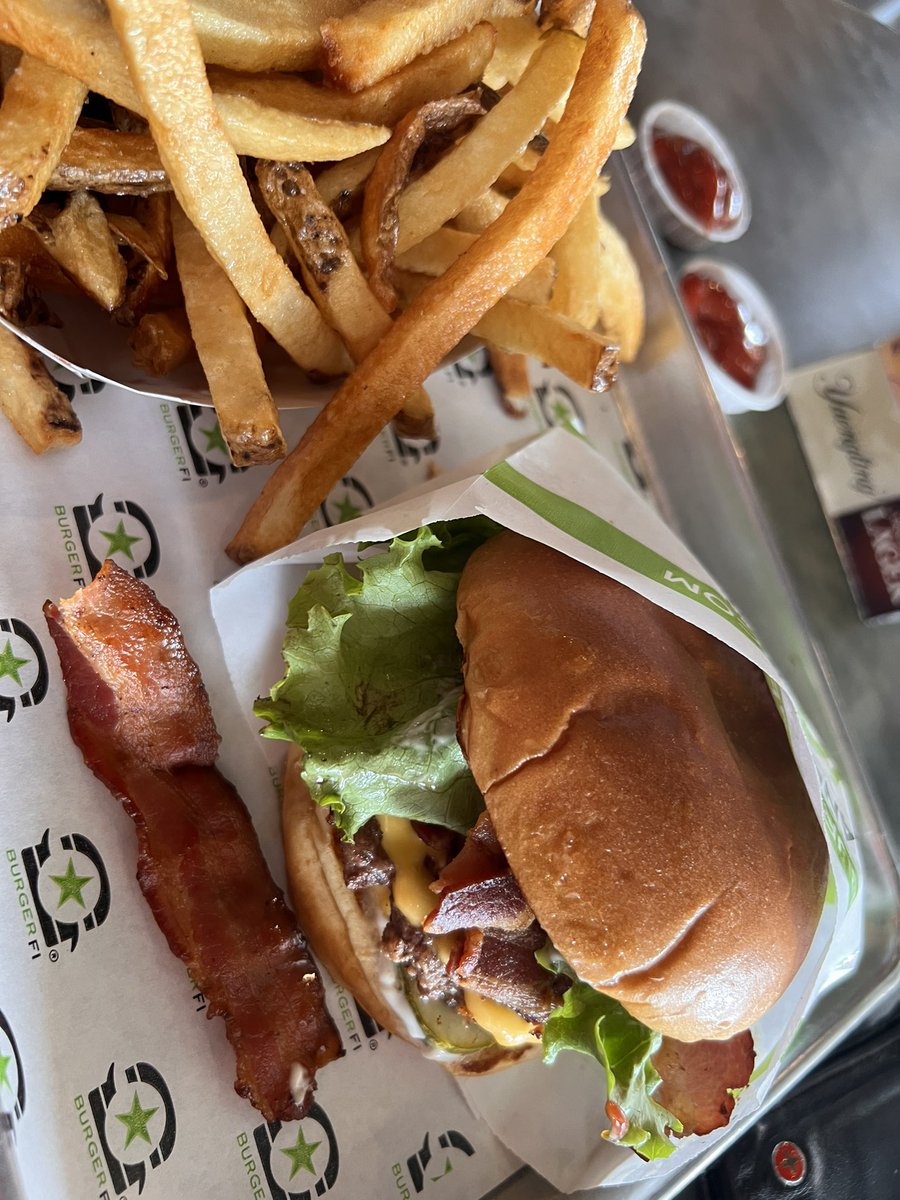 MTCarboni's tweet photo. Burger, pookie!  Lunch date for one. https://t.co/Tk0P107m4d